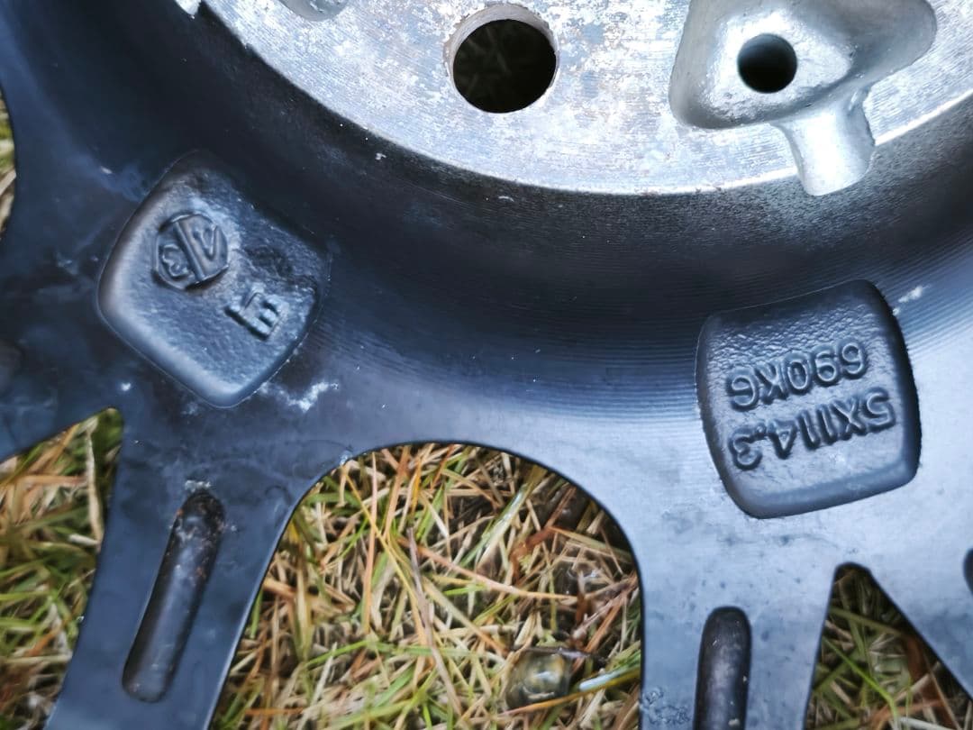 ①ゆゆ 2本分 15インチアルミホイール 6J ブラック 黒