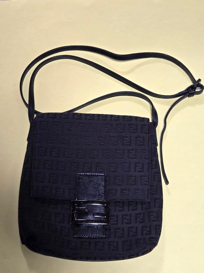FENDI ズッキーノ柄 ショルダーバッグ斜めがけ