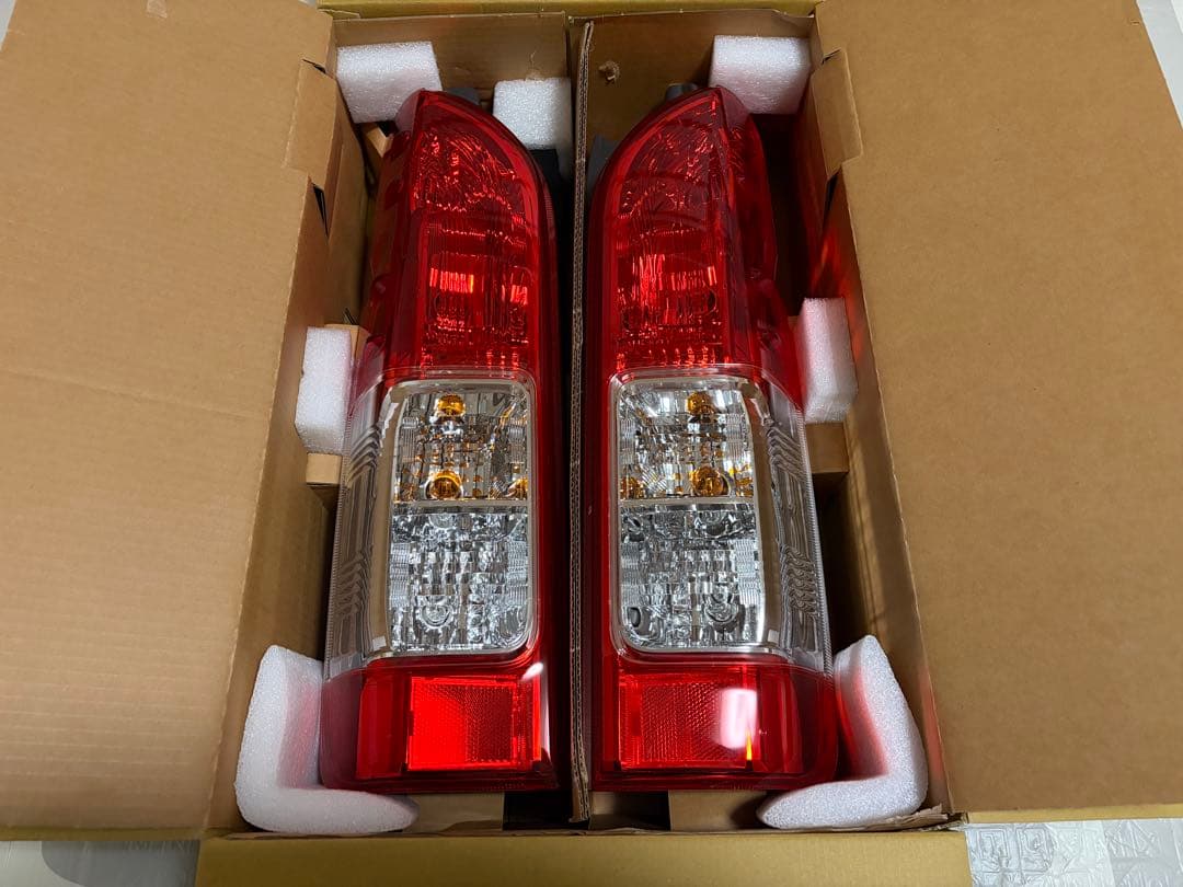【美品】7型ハイエース新車外し　純正テールランプ
