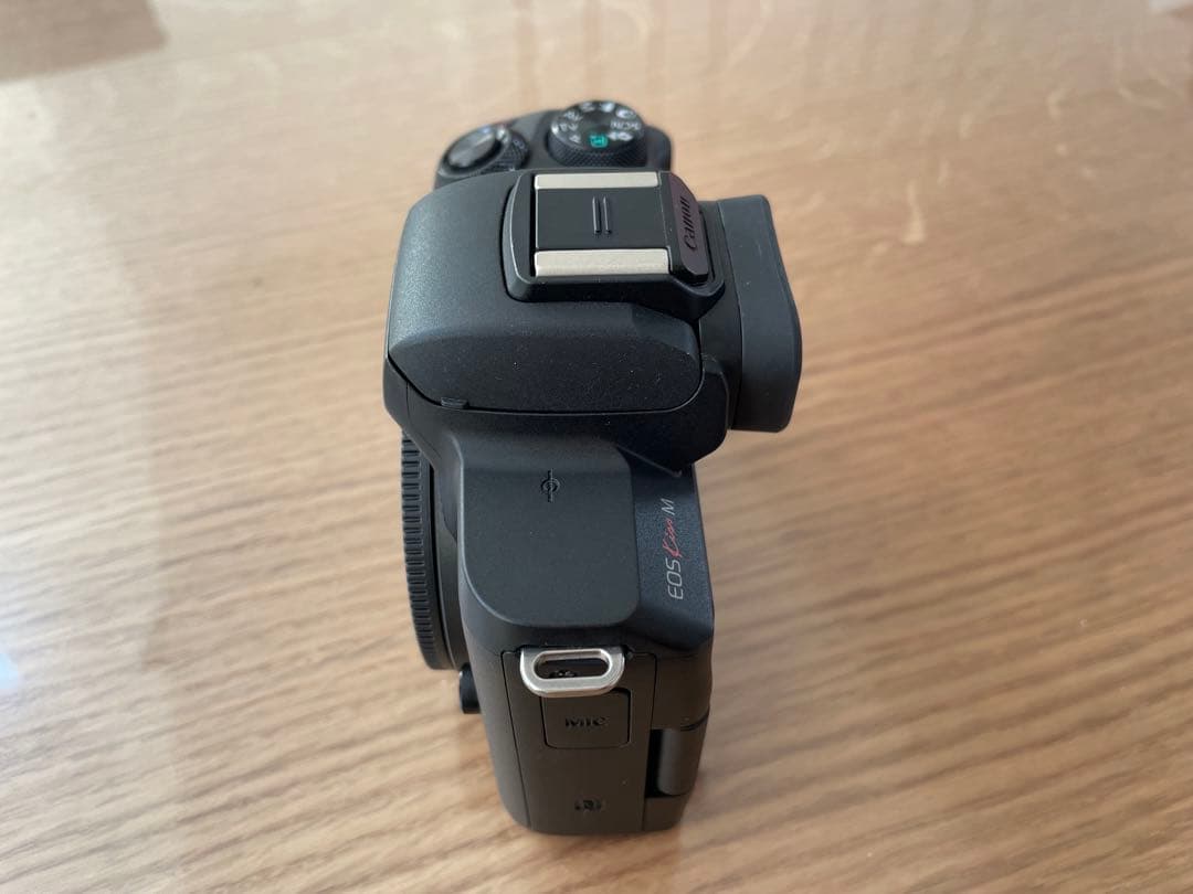 Canon eos kiss m ミラーレス一眼カメラ　ブラック