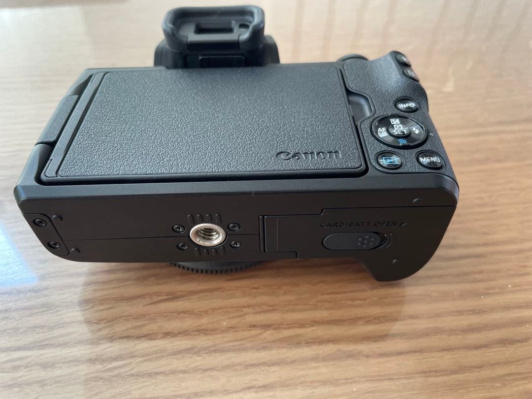 Canon eos kiss m ミラーレス一眼カメラ　ブラック