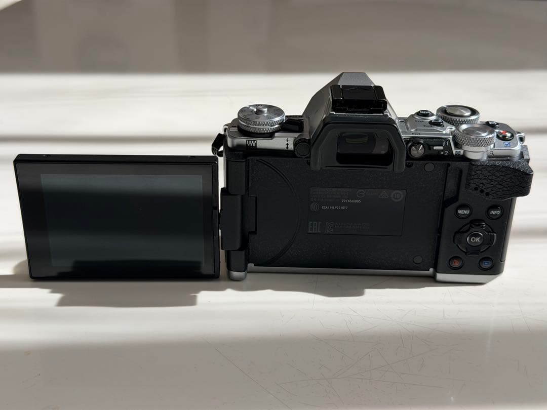 OLYMPUS OM-D E-M5 Mark ⅱ シルバー（予備バッテリー付）