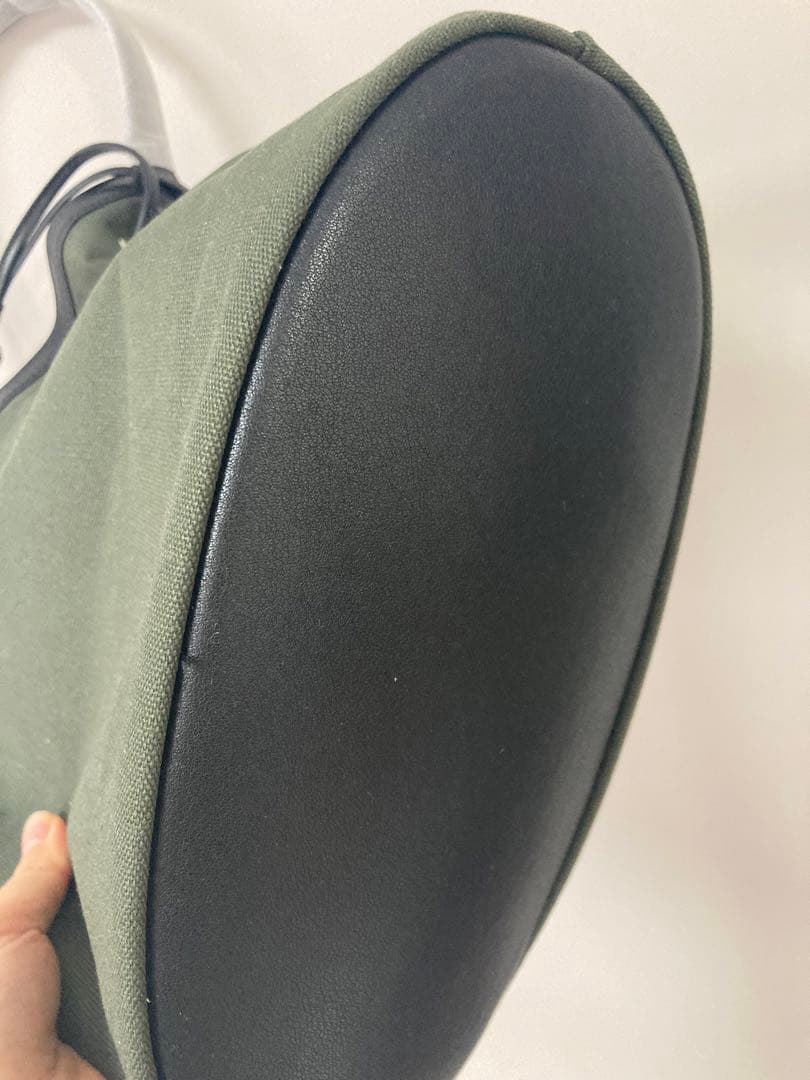 Tout Y Est オリーブグリーン 巾着型ショルダーバッグ