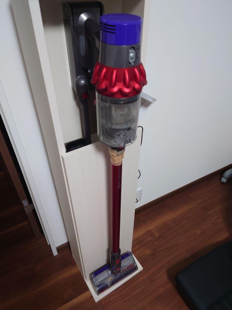 掃除機ダイソンV10 木製スタンド、アタッチメント付き