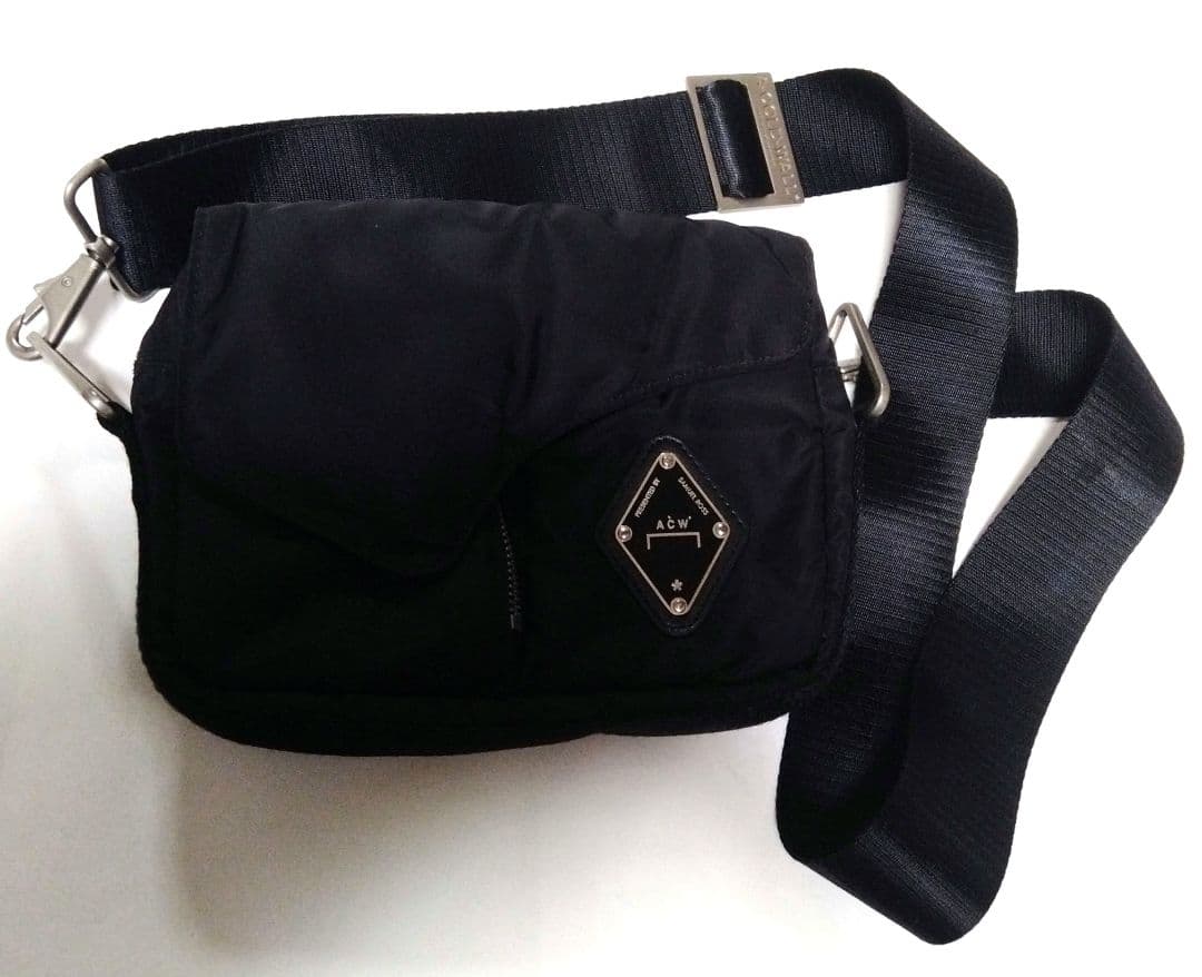極美品　A-COLD-WALL* ブラックショルダーバッグ