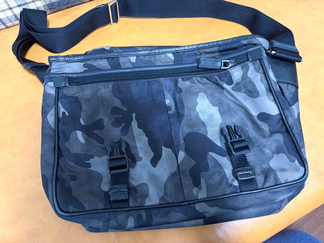 PRADA （プラダ）カモフラナイロンロゴプレートシ ヨルダーバッグ グリーン