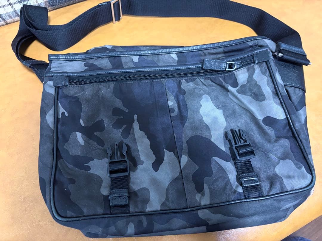 PRADA （プラダ）カモフラナイロンロゴプレートシ ヨルダーバッグ グリーン