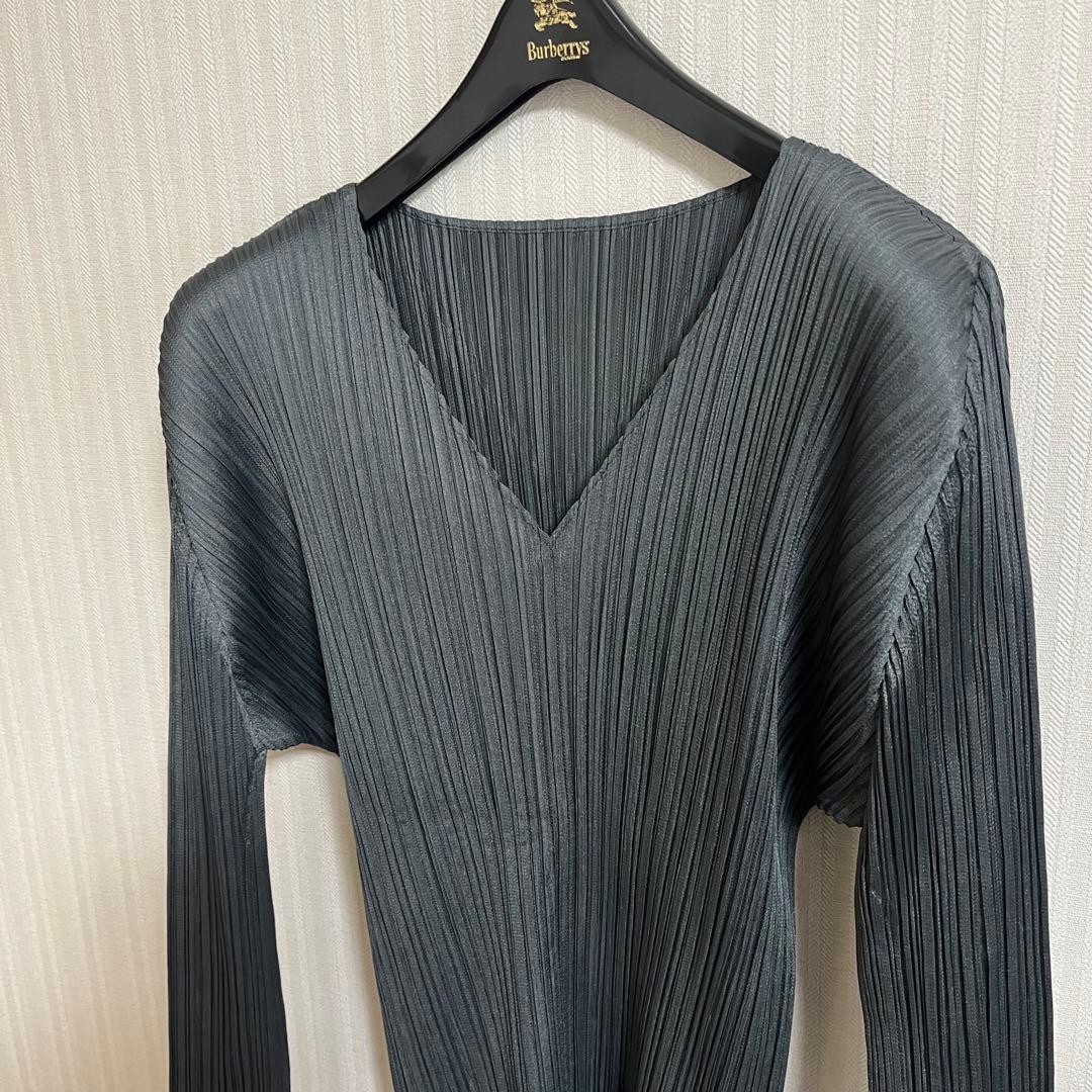 PLEATSPLEASE イッセイミヤケ カットソー　グレー　V襟　3