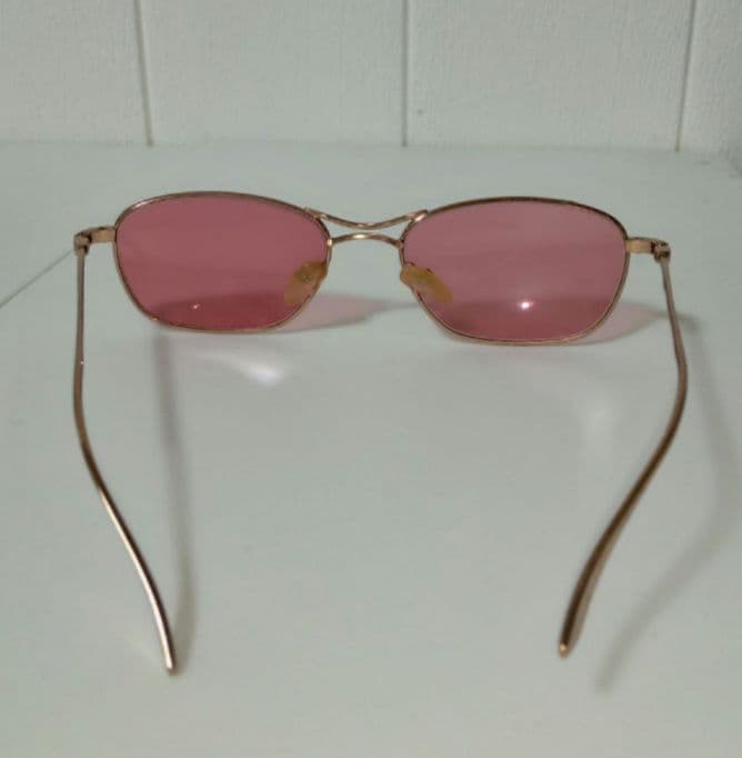 GUCCI メタルフレーム レッド レンズ のサングラス グッチ