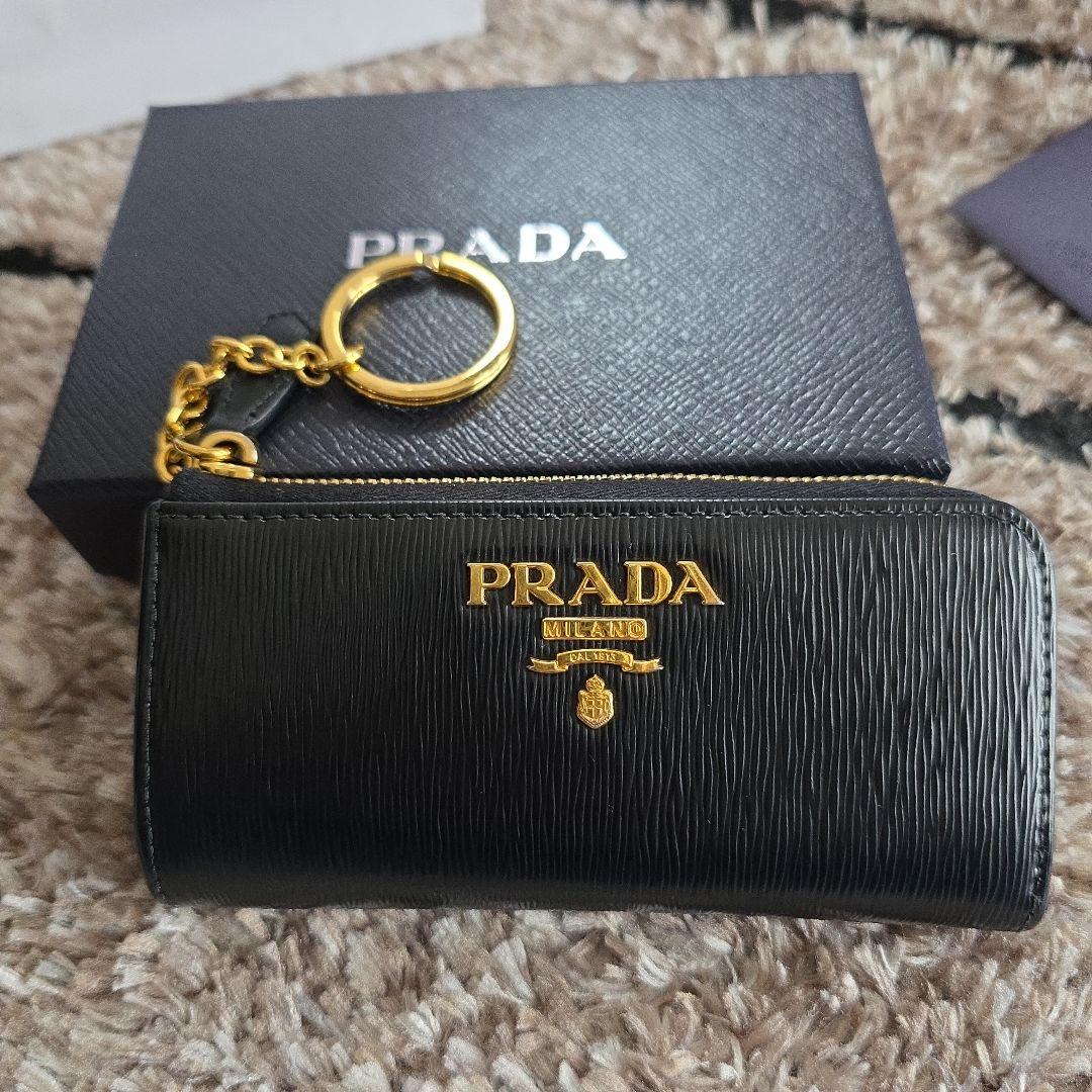 美品プラダ　ヴィッテロムーブ　キーリング　ケースロゴ金具