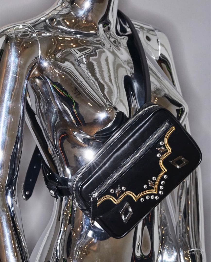 TOGA PULLA スタッズ刺繍ベルトバッグ 黒