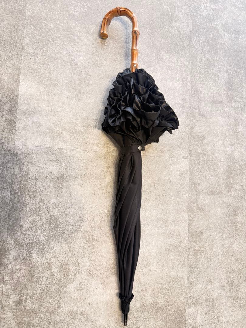 サンバリア100長傘　Mサイズ　フリル付き黒日傘 木製ハンドル
