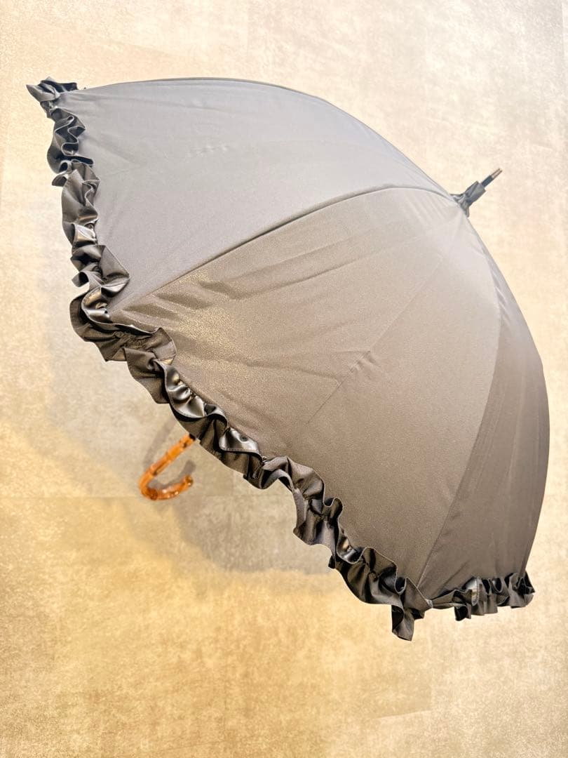 サンバリア100長傘　Mサイズ　フリル付き黒日傘 木製ハンドル