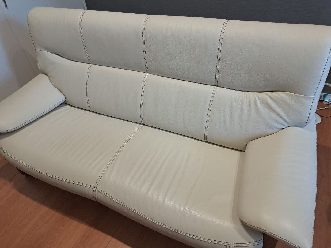 オフホワイトソファ モダンデザイン