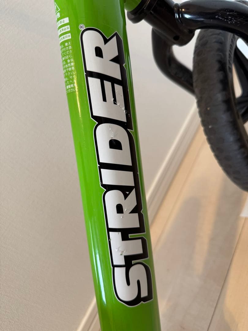 ストライダー スポーツタイプ　グリーン 12インチ　スタンド付