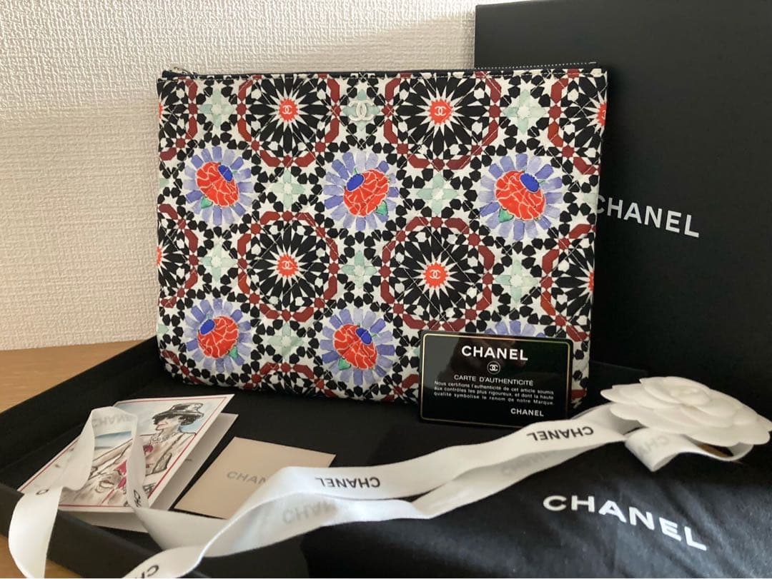美品　CHANEL シャネル　クラッチバッグ　ドバイ限定