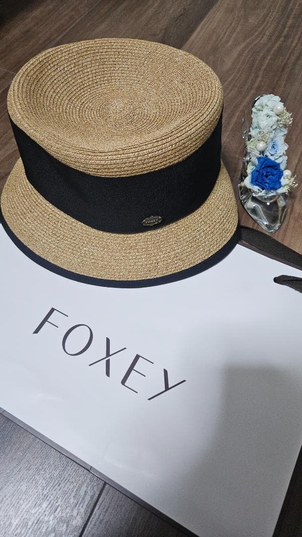 FOXEY 麦わら帽子３３０００円のお品 ベージュと黒 花飾り付き
