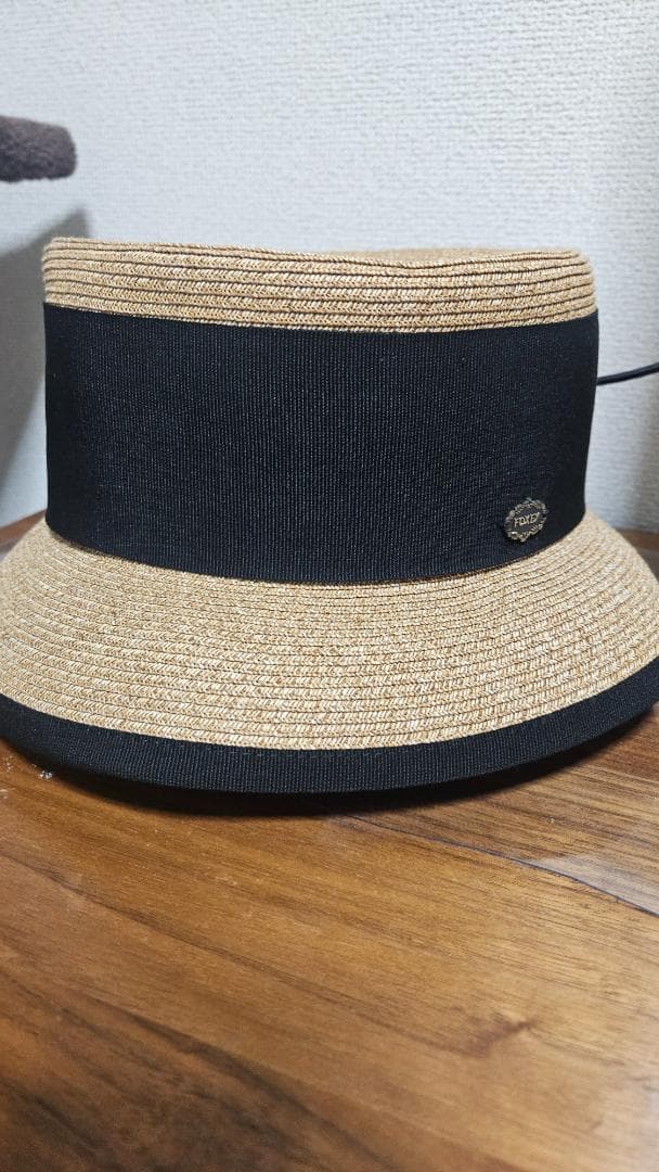 FOXEY 麦わら帽子３３０００円のお品 ベージュと黒 花飾り付き