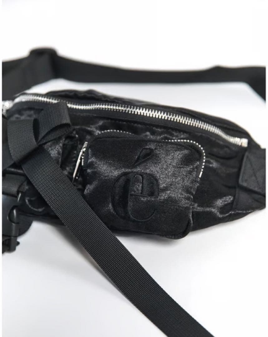 é ribbon satin 2way body bag ブラック