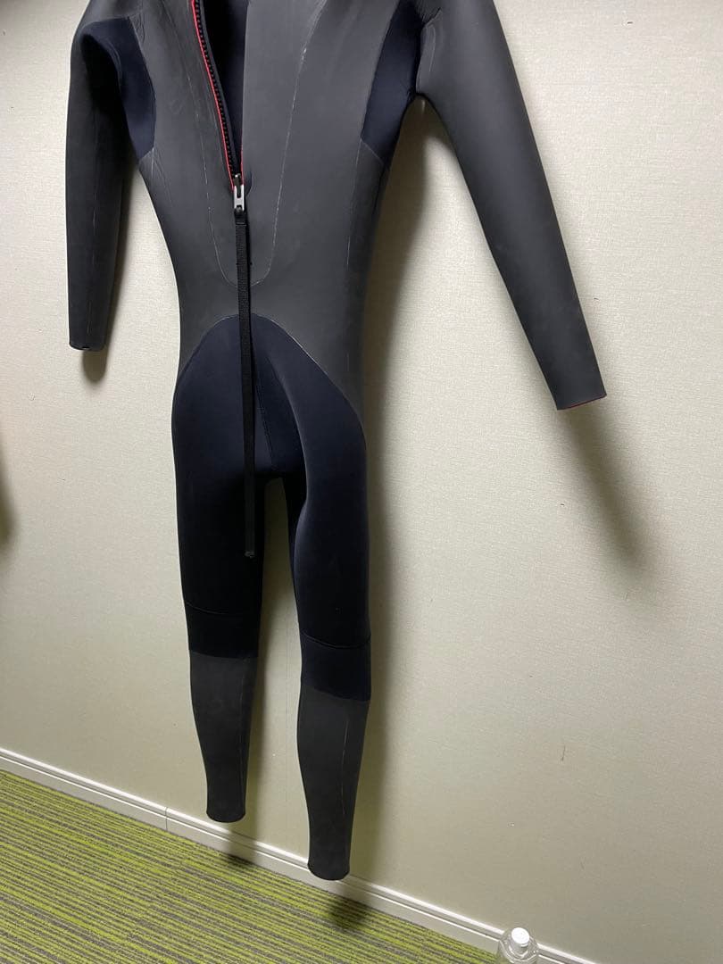 新品セミドライ　ウエットスーツ　　　試着のみ