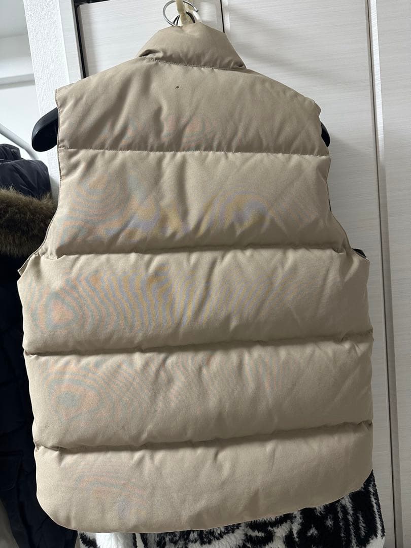   ベージュ ダウンベスト　カナダグース