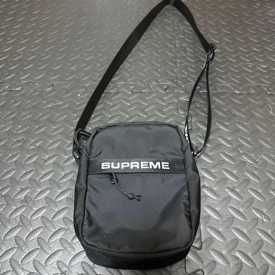 SUPREME ブラック ショルダーバッグ　22FW