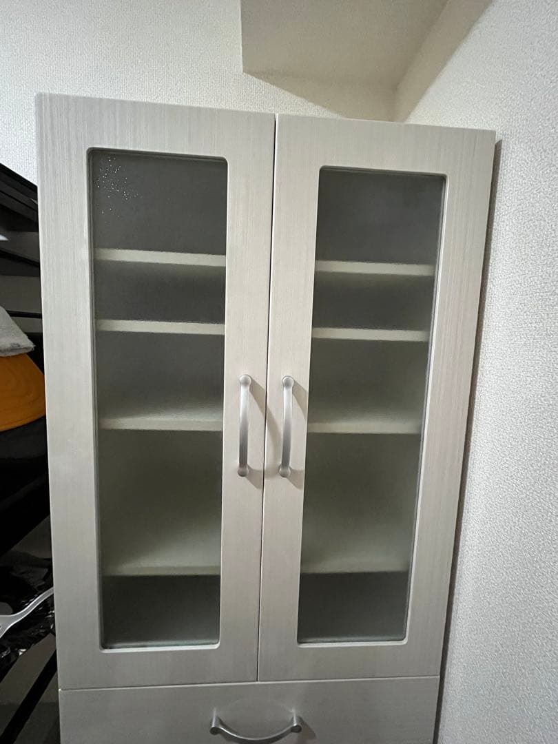 キッチンキャビネット　シルバー 木製 食器棚 ガラス扉