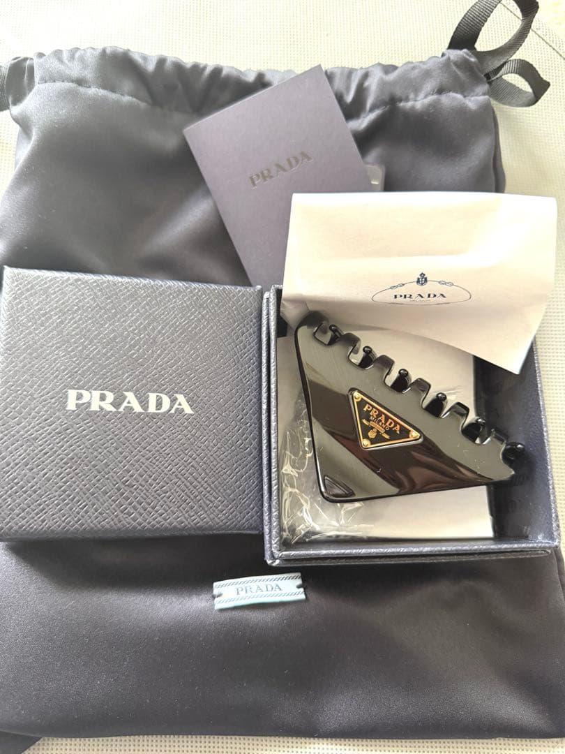 【新品同様美品❣️】2025/9月購入❣️PRADA ヘアクリップ