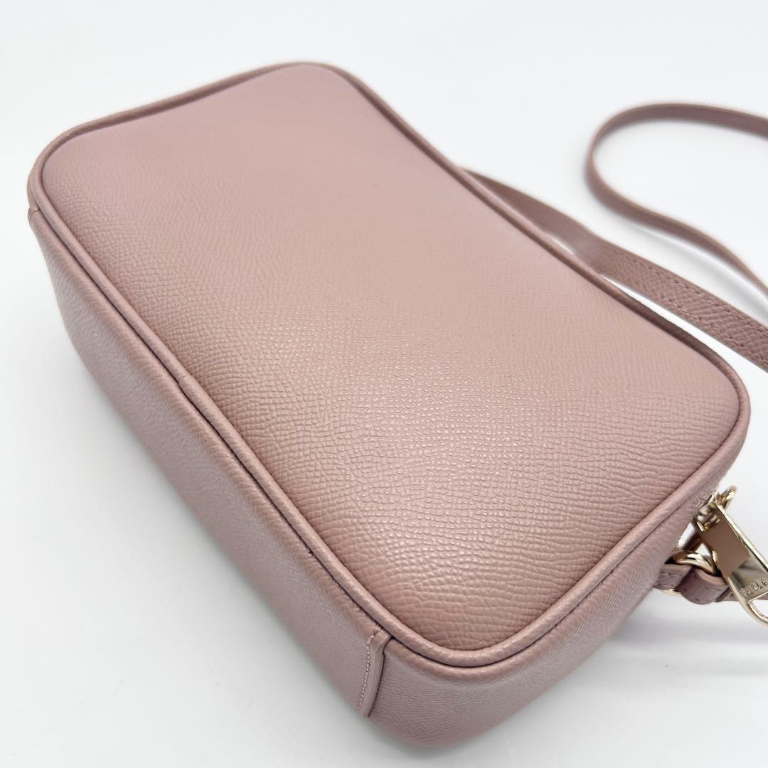 C226 未使用級 フルラ リリー レザー カメラバッグ ピンク系 2層 金具