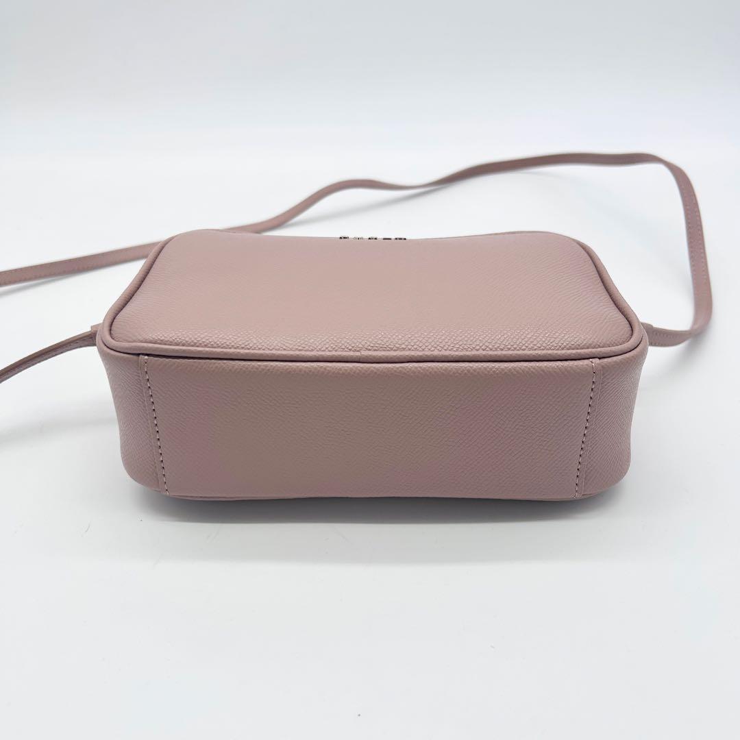 C226 未使用級 フルラ リリー レザー カメラバッグ ピンク系 2層 金具