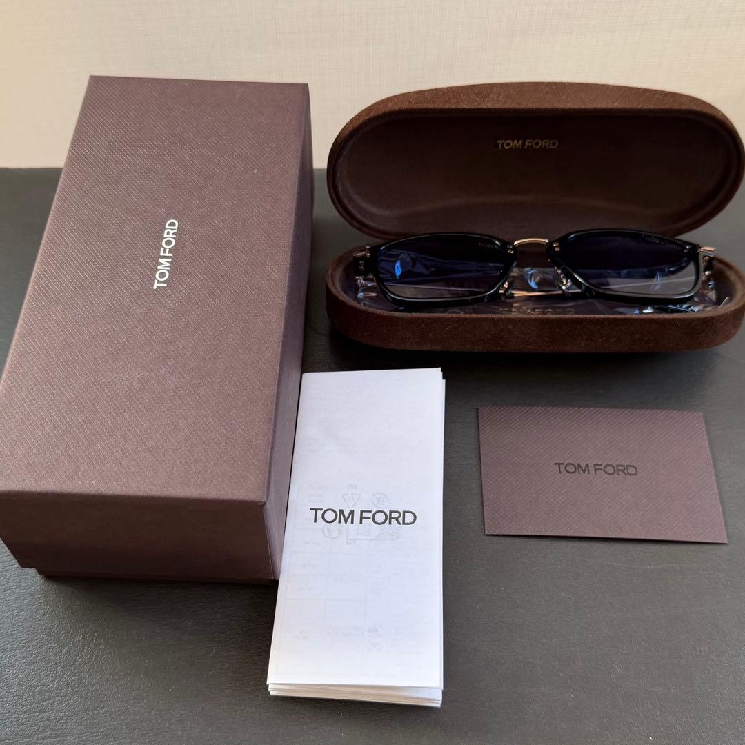 トムフォード TOM FORD TF1042D 01V 52サングラス