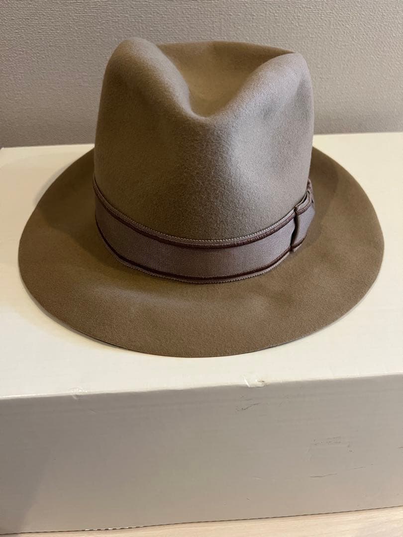 タカヒロミヤシタザソロイスト　ノーブルドハット　キジマタカユキ　グレージュ