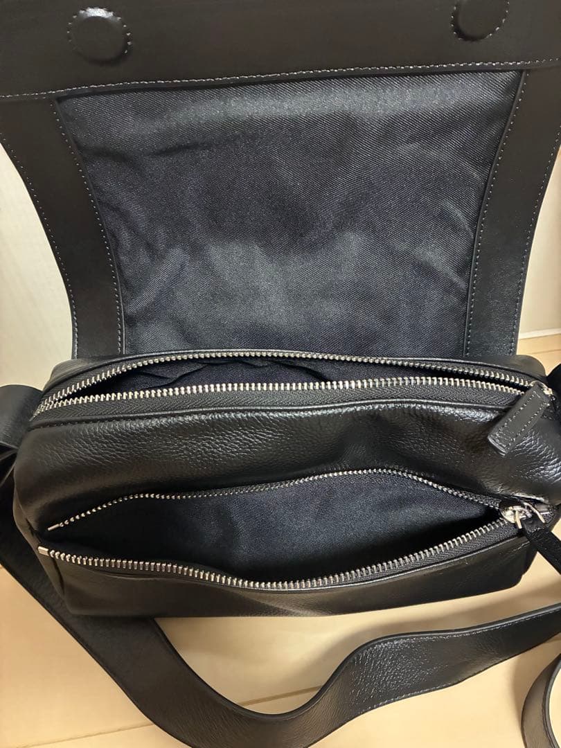 ブラックレザーショルダーバッグ　BEARDSLEY ビアズリー