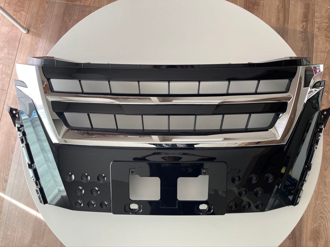 エスクァイア後期　TRD フロントグリル　ソナー穴なし　美品
