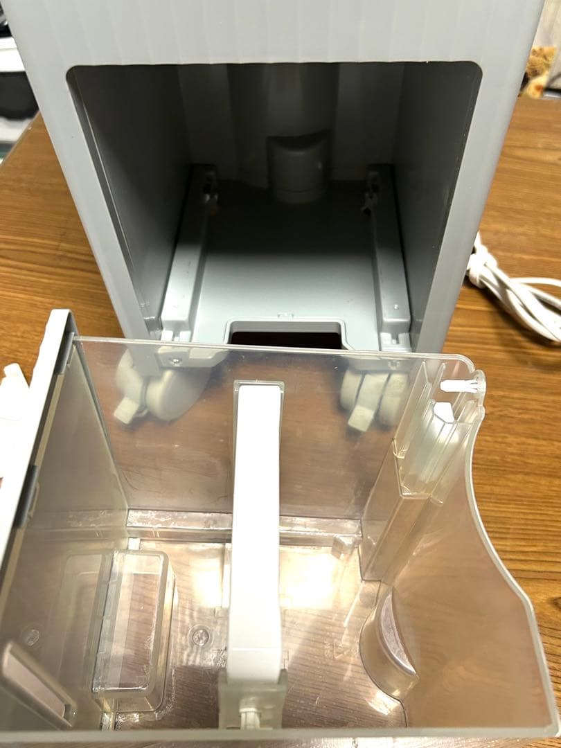 Cado 除湿機　DH-C7100