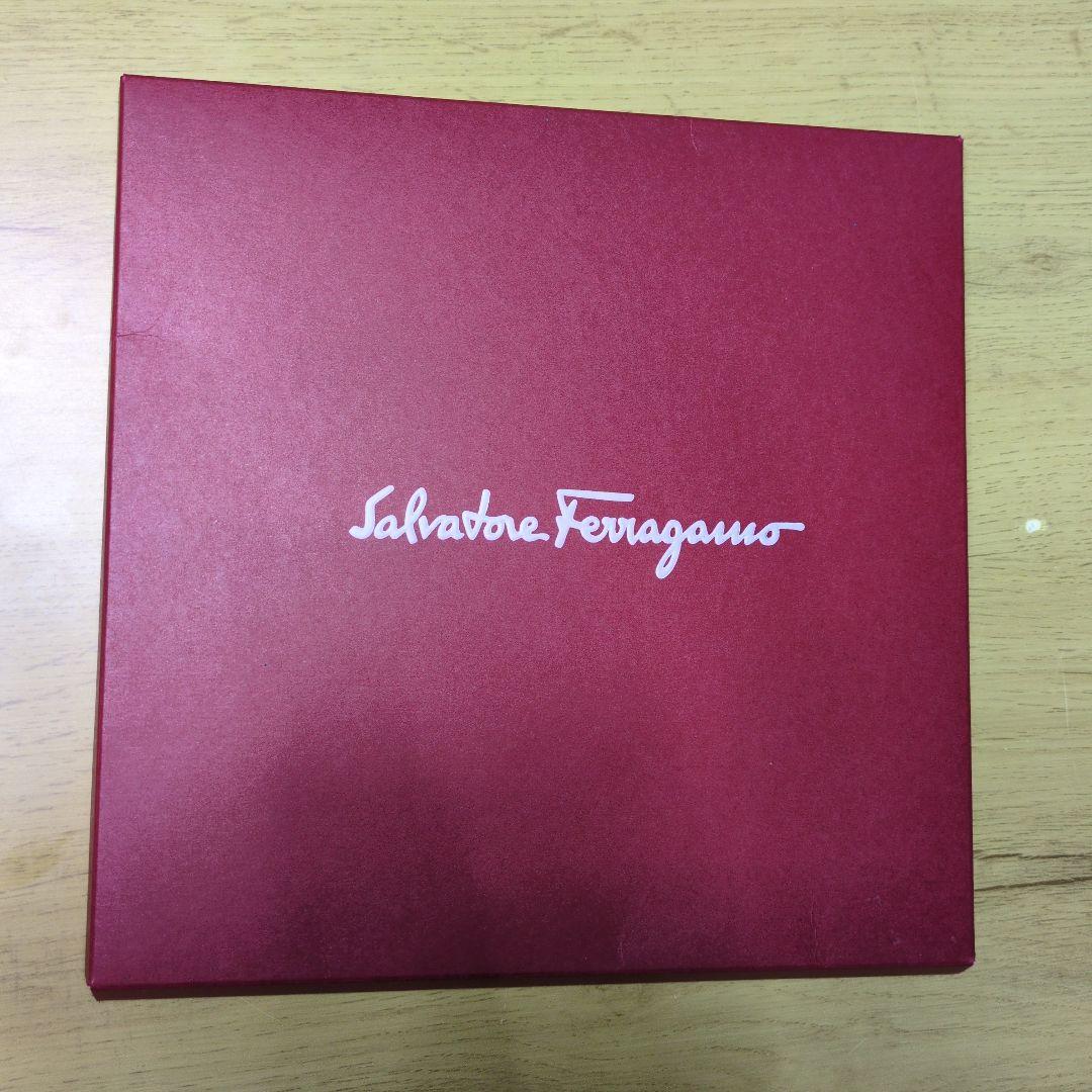 Salvatore Ferragamo シルクスカーフ　花柄　新品未使用