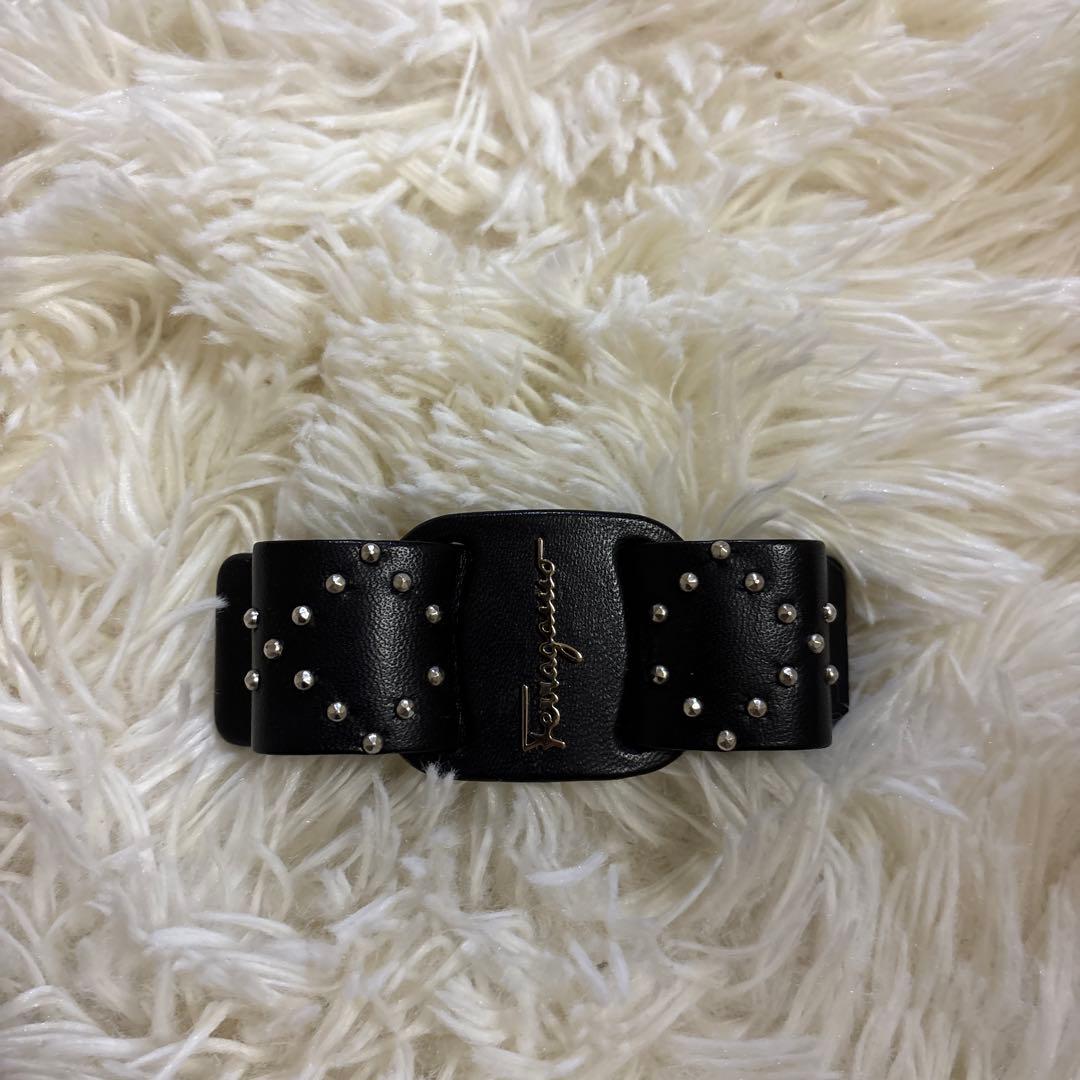 フェラガモ　バレッタ黒スタッズ