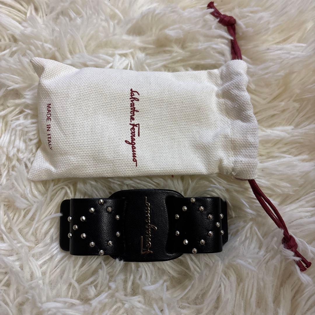 フェラガモ　バレッタ黒スタッズ