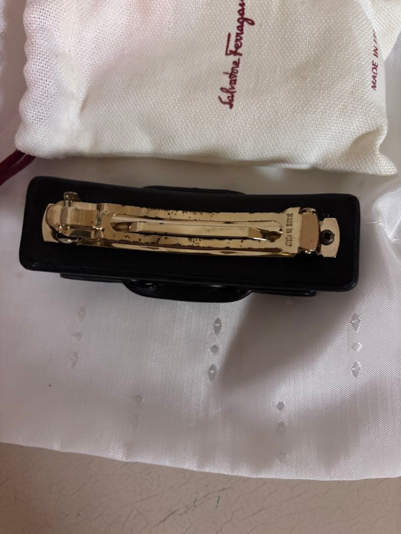 フェラガモ　バレッタ黒スタッズ