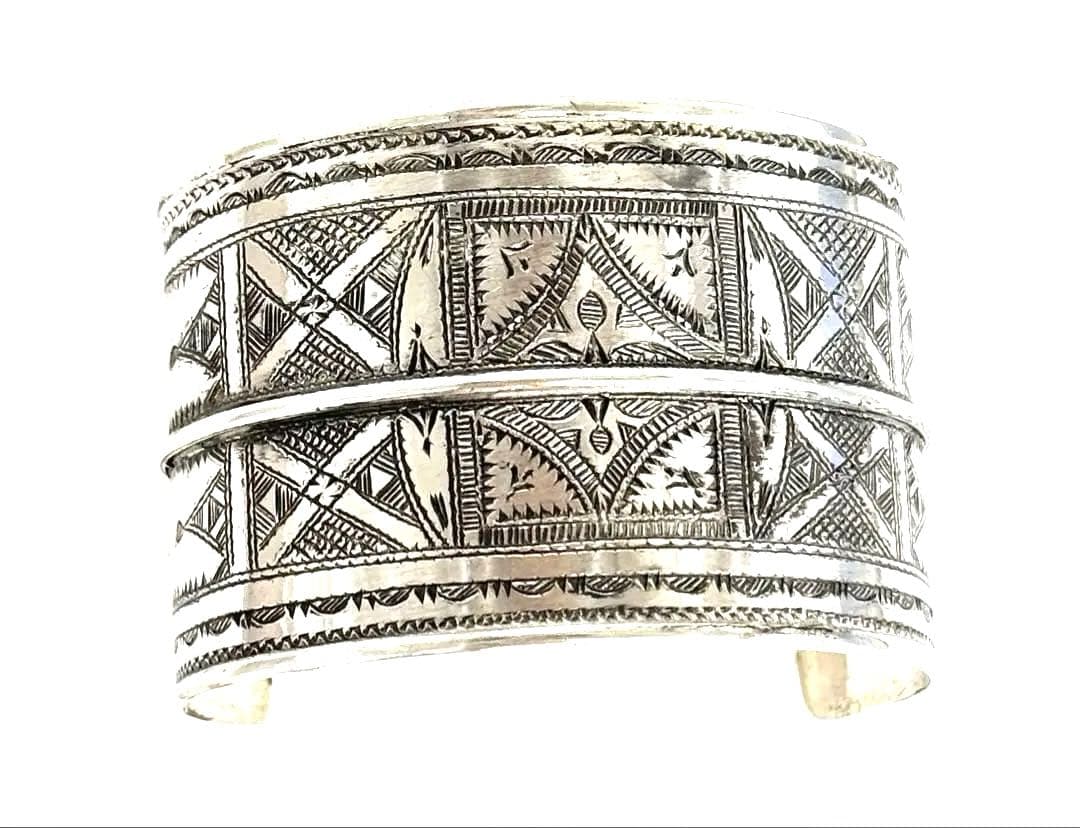 トゥアレグ族　ハンドメイド　シルバーバングル