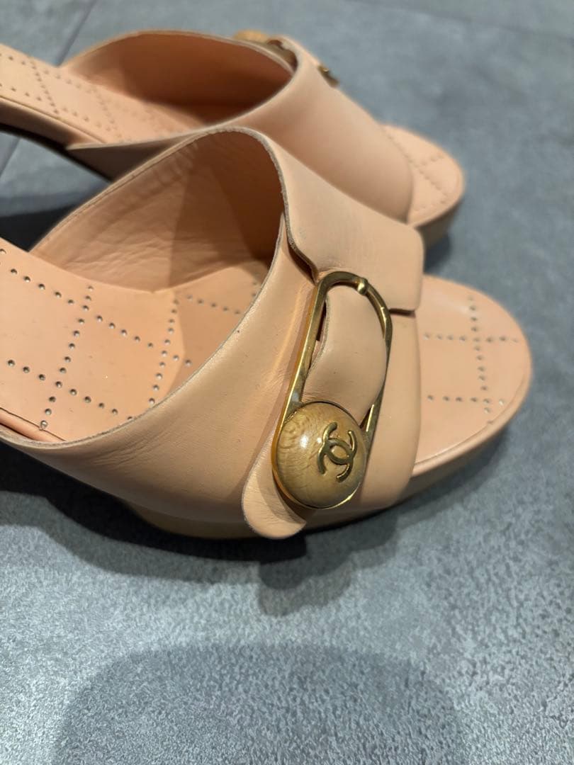 シャネル　ヒール　ベージュ ゴールドバックル サンダル　CHANEL