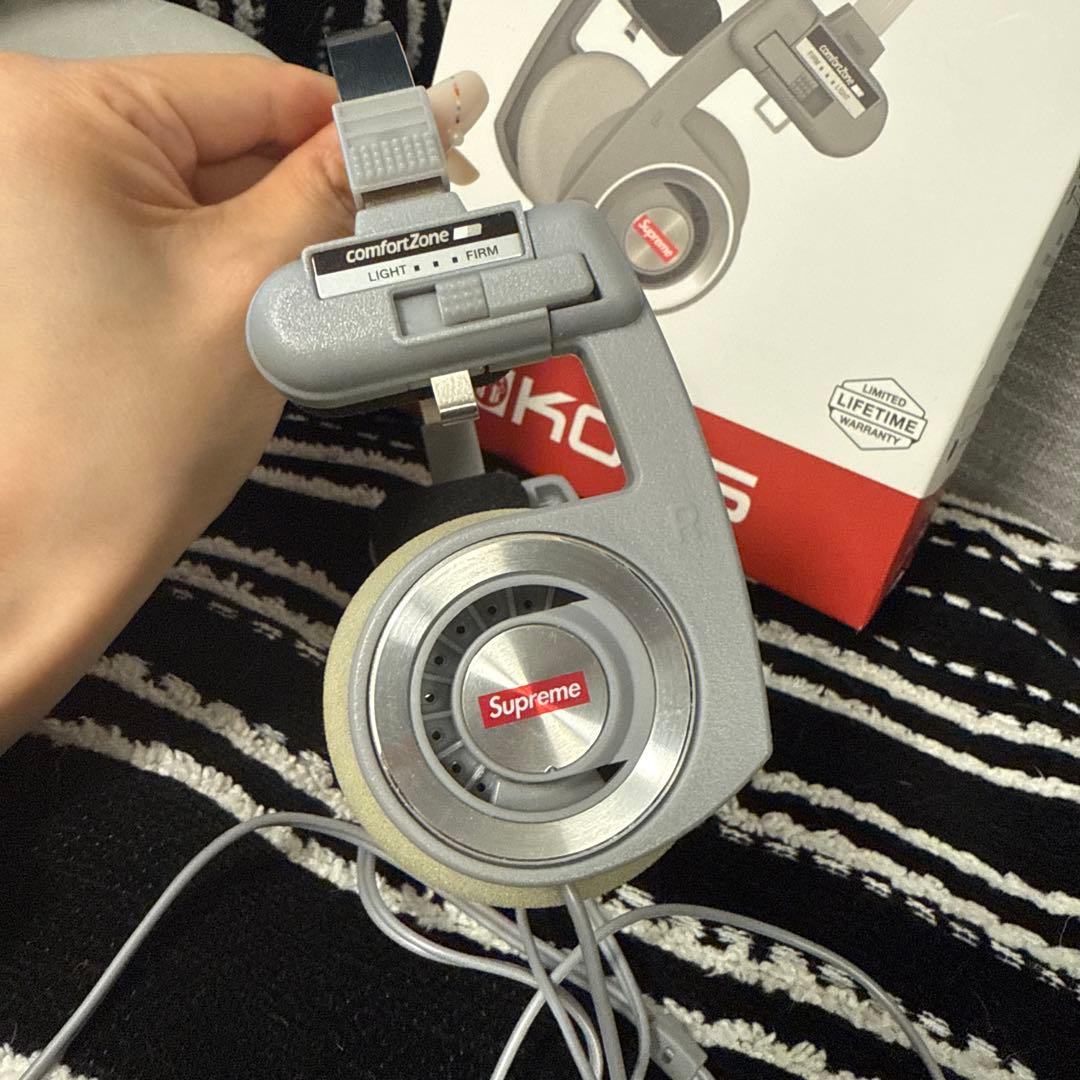 SupremeとKossのコラボのヘッドホンです。