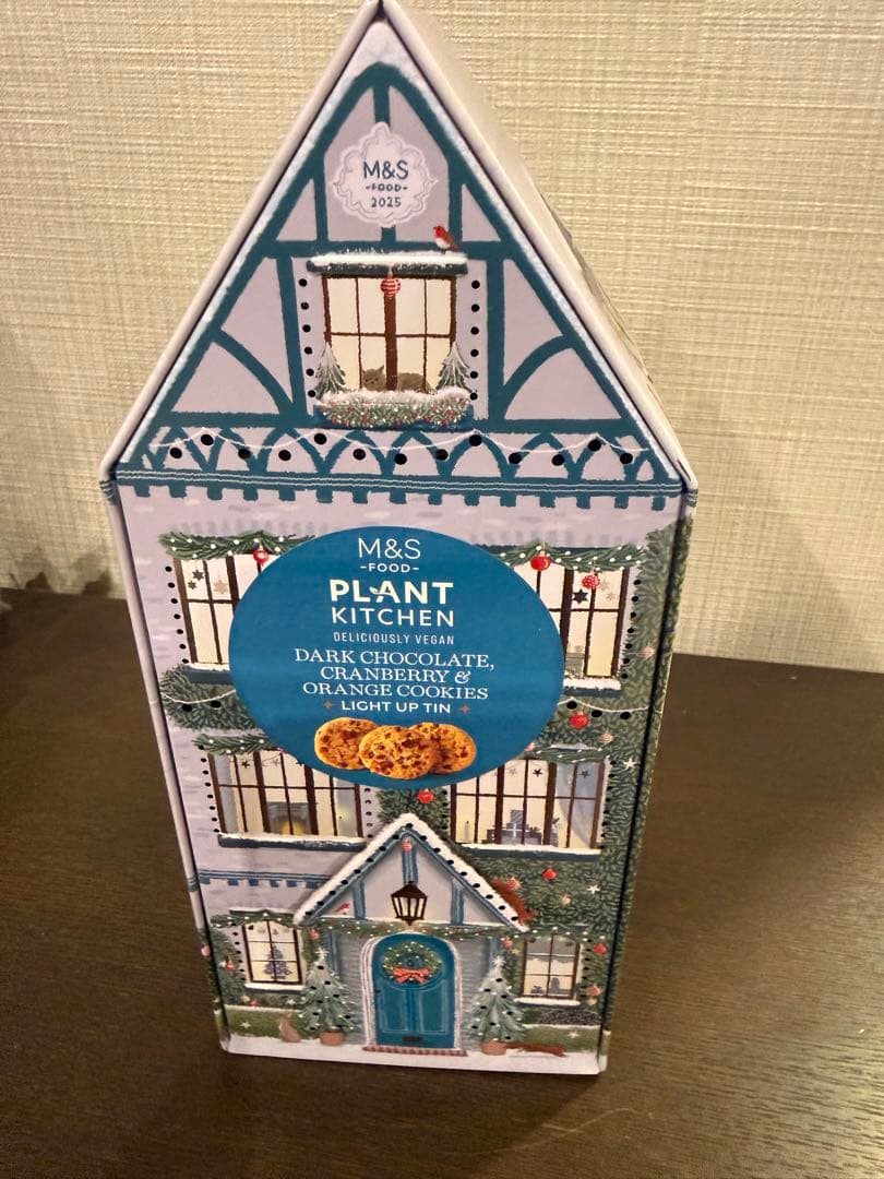 M&S 2025年 クリスマス限定 ハウス型ライトアップ缶　クッキー