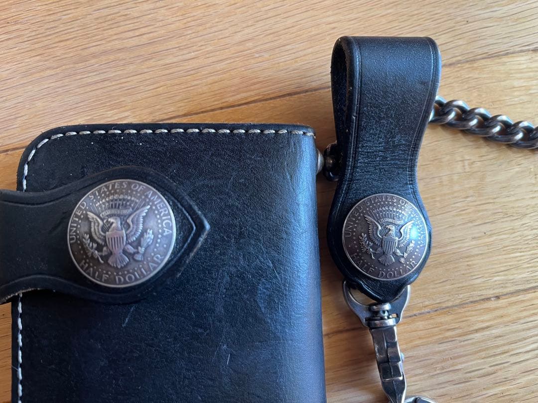 黒いレザー ウォレットチェーン エンブレム付き　アメリカン束入れ