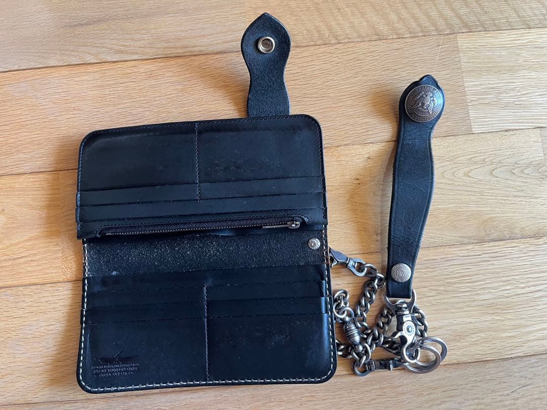 黒いレザー ウォレットチェーン エンブレム付き　アメリカン束入れ