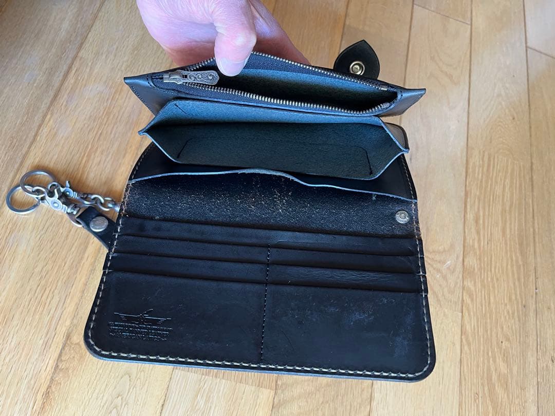 黒いレザー ウォレットチェーン エンブレム付き　アメリカン束入れ