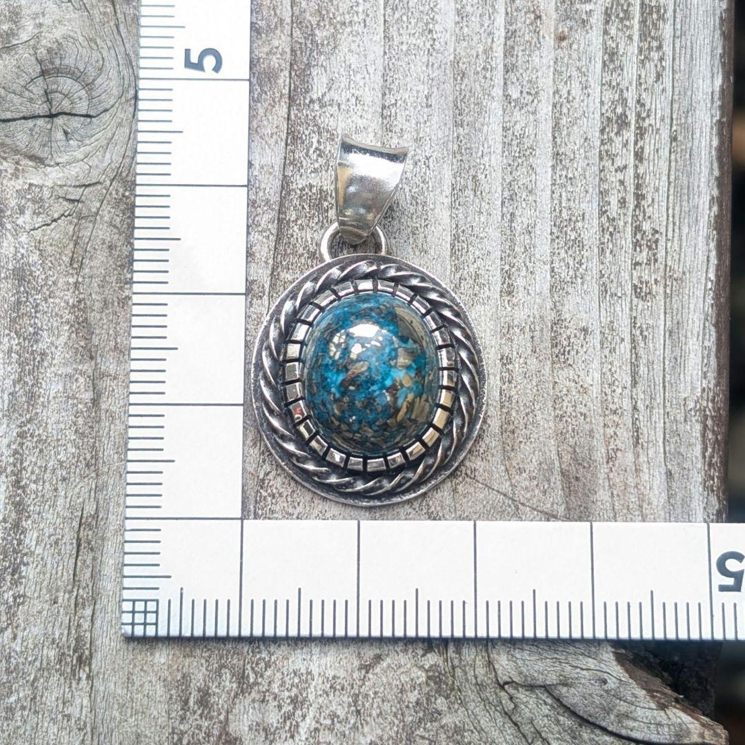 ハンドメイドのターコイズトップ　インディアンジュエリー風　　ネックレストップ