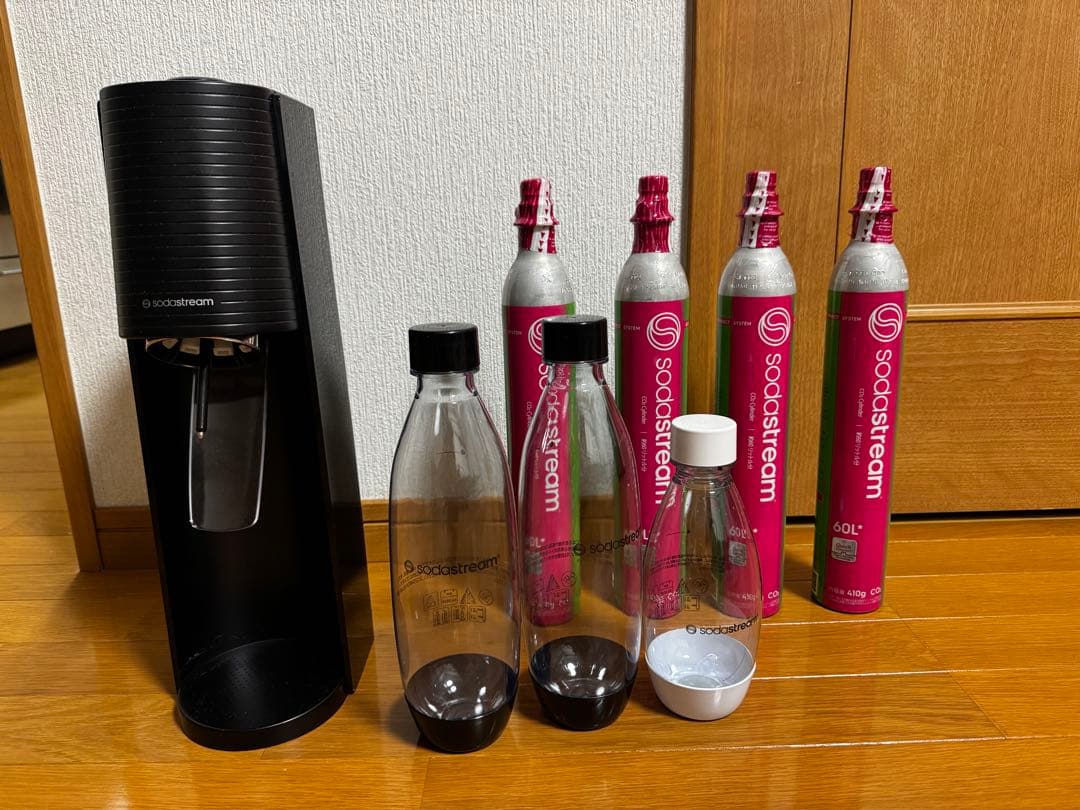 sodastream 炭酸水メーカー 黒色 ガスボンベ4本付き