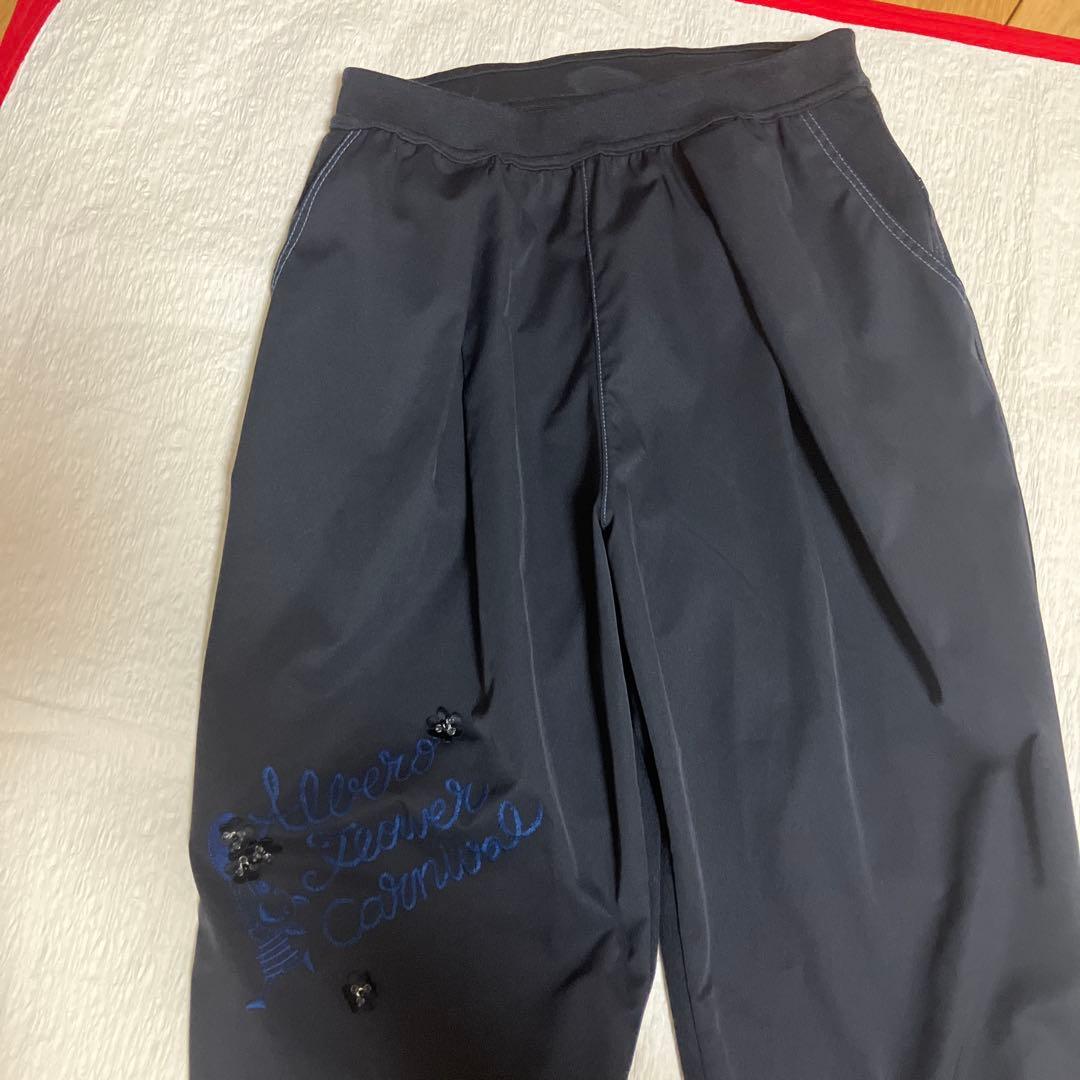 アルベロベロ⭐️ブタさん刺繍でお花とビーズ装飾のパンツです