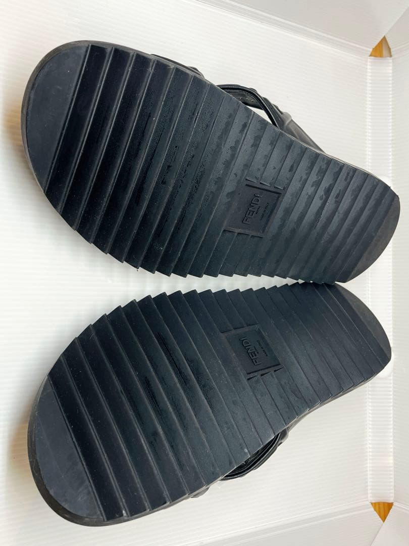 FENDI エンボス ズッカ柄 クロスベルト サンダル